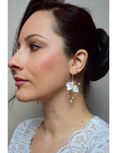 Boucles d'oreilles pour la mariée romantique avec fleur et perles