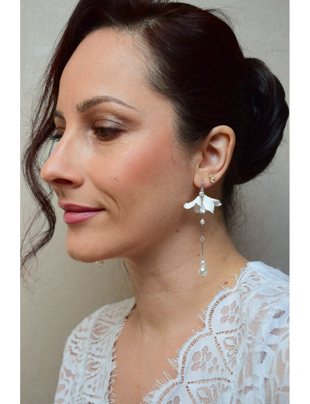 Boucles d'oreilles pour mariée romantique avec fleur et perles, Ondee