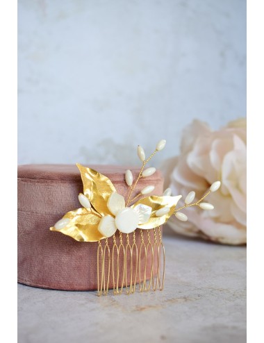 Peigne à cheveux pour la mariée modèle Ninon avec un feuilles dorées.