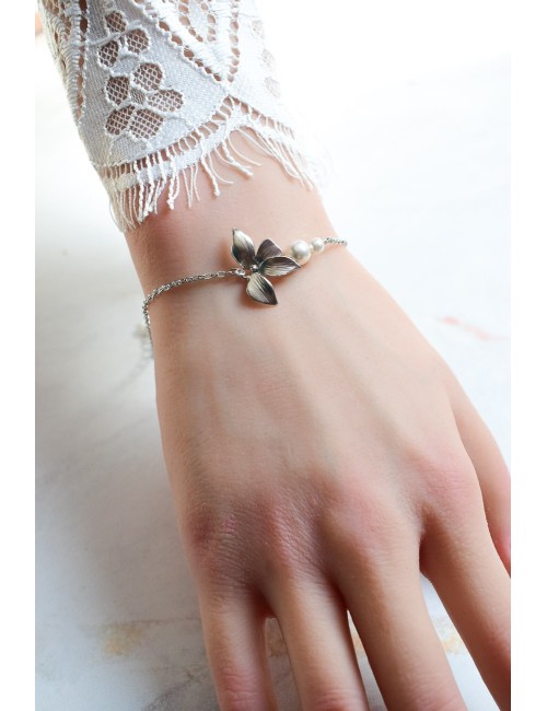 Bracelet de mariée Sylvia en chainette et cristal nacré minimaliste.