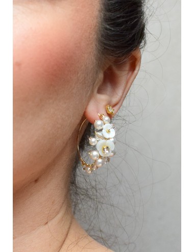 Boucles d'oreilles créoles Giulia, avec perles nacrées pour la mariée.