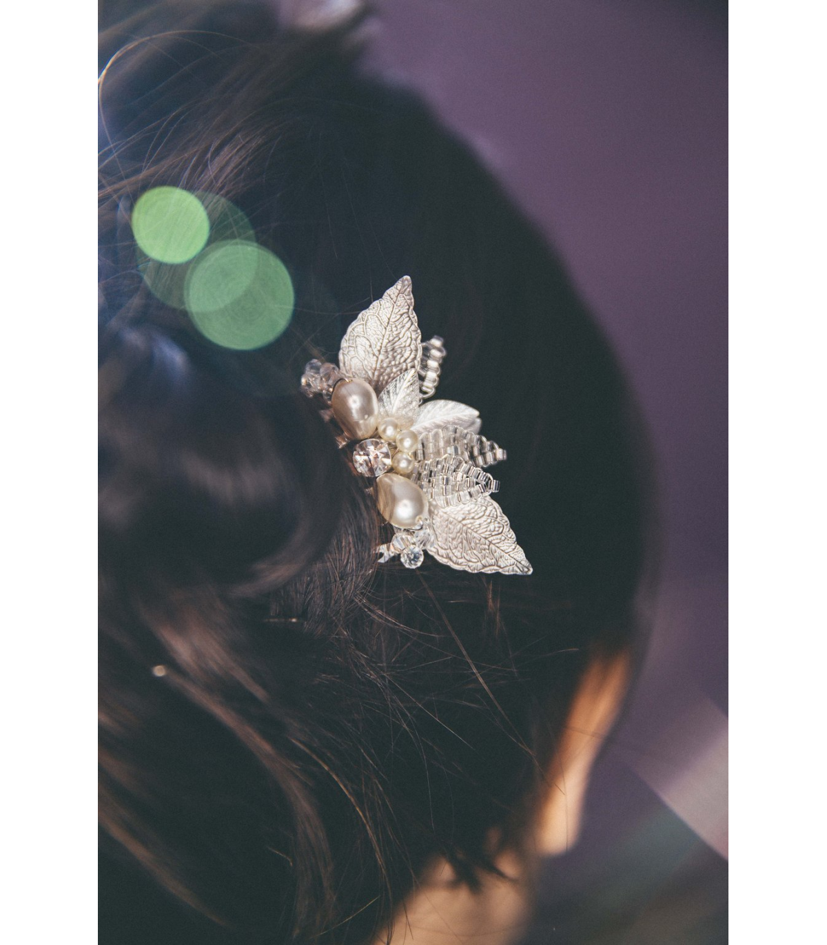 Peigne Ondine pour la mariée composé de feuilles argentées et de perles de cristal, de strass. Touche lumineuse dans vos cheveux