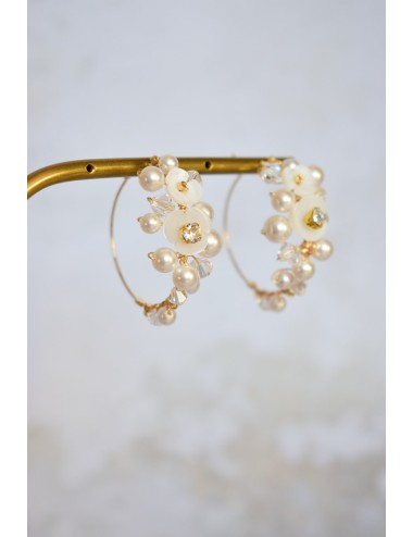 Boucles d'oreilles créoles Giulia, avec perles nacrées pour la mariée.