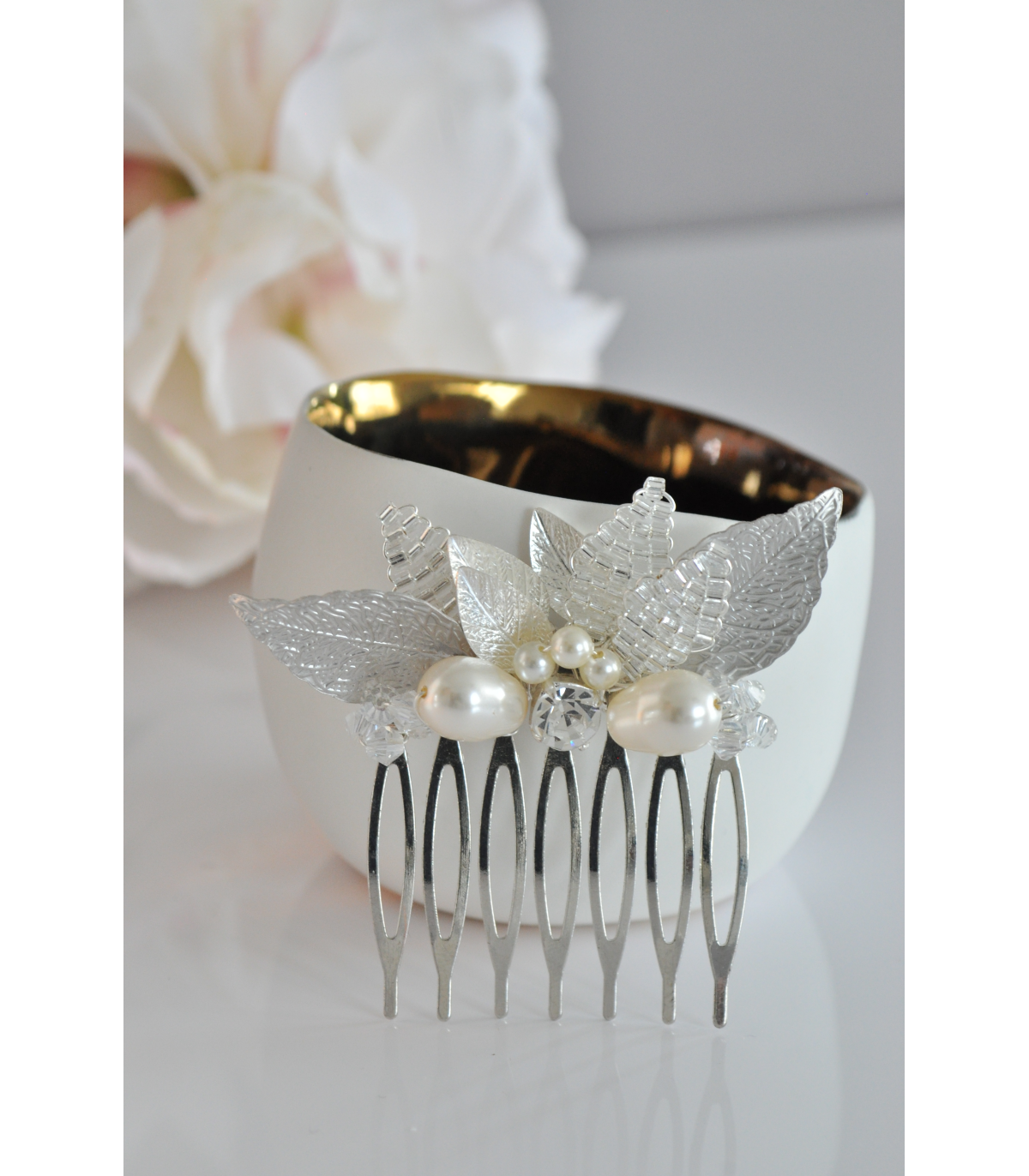 Peigne Ondine pour la mariée composé de feuilles argentées et de perles de cristal, de strass. Touche lumineuse dans vos cheveux
