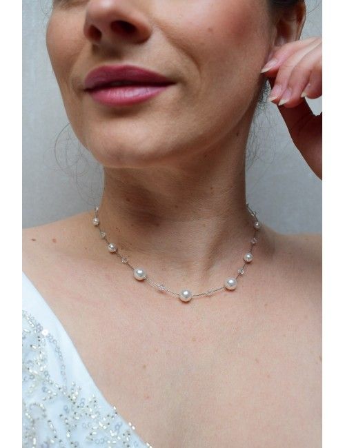 Collier de mariage modèle Plumetis, perles et cristaux pour décolleté.