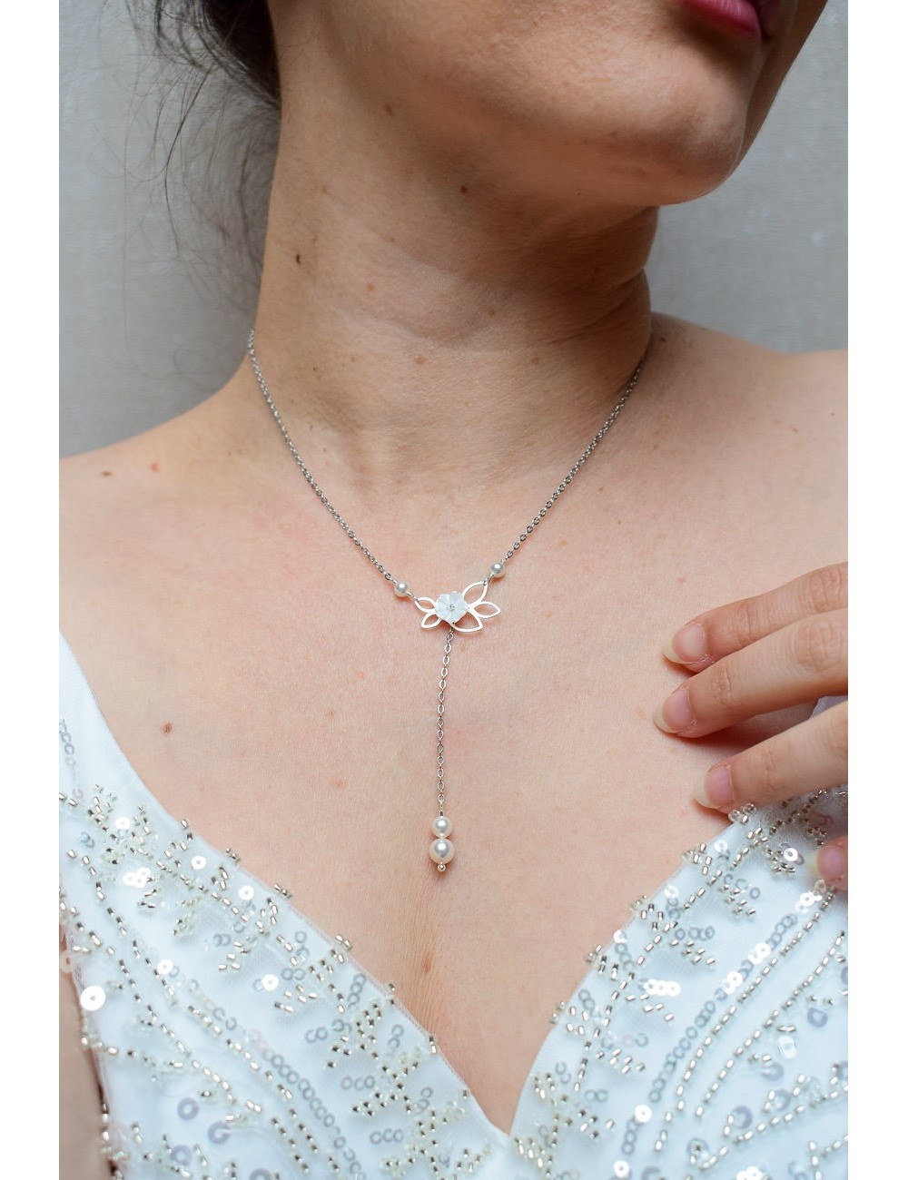 Bijou de mariage très actuel, le collier Boréale est très délicat !