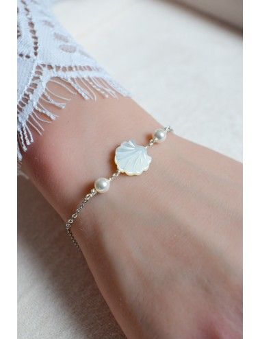 Bracelet de mariée modèle Coquillage minimaliste perles nacrées.