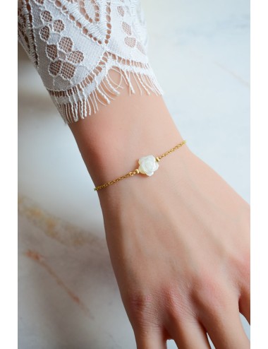 Bracelet de mariée Lolita en chaine fine avec fleur de nacre et perle