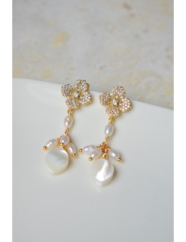 Boucles d'oreilles Noa pour mariée, fleurs et perles nacrées.