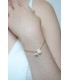 bracelet de mariage Noa avec une chaine fine et des breloques en perles de nacre