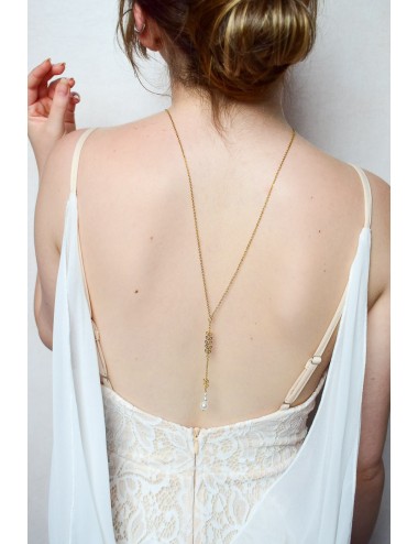 Collier de dos pour mariée en robe dos nu style bohème chic.