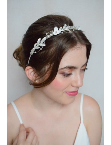 Serre tête de mariage de style romantique chic avec des fleurs perles