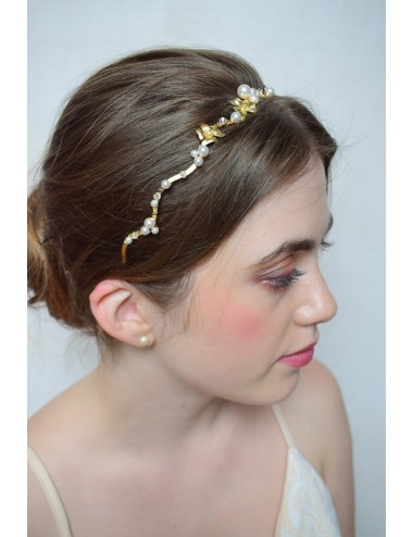 Serre tête pour la mariée bohème, avec perles et fleurs dorées.