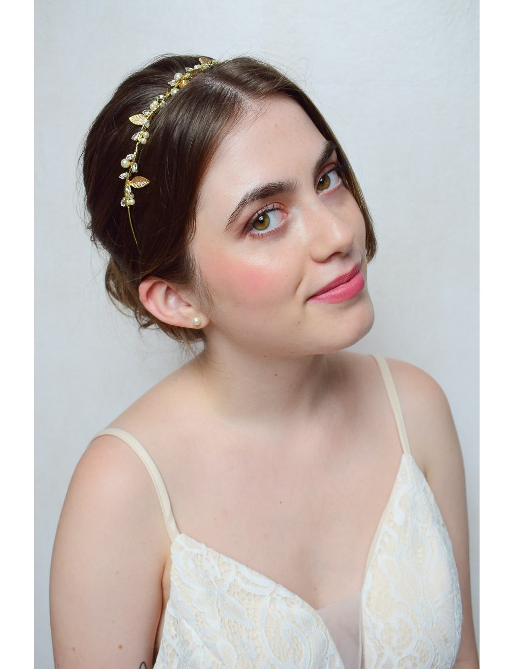 Serre tête pour mariée de style bohème chic avec des feuilles dorées.