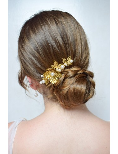 Peigne à cheveux pour la mariée avec une fleur dorée et des perles