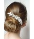 peigne à cheveux pour la mariée Nina avec des feuilles argentées et des fleurs de porcelaine froide