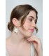 boucles d'oreilles de mariage eclipse avec une fleur romantique en porcelaine et des branches de perles