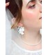 boucles d'oreilles de mariage Dulce avec des fleurs en porcelaine froide romantiques