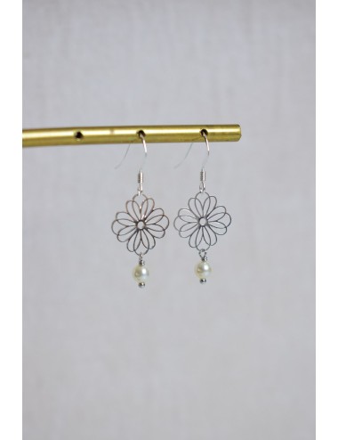 Boucles d'oreilles mariage avec des petites fleurs modèle Daisy.