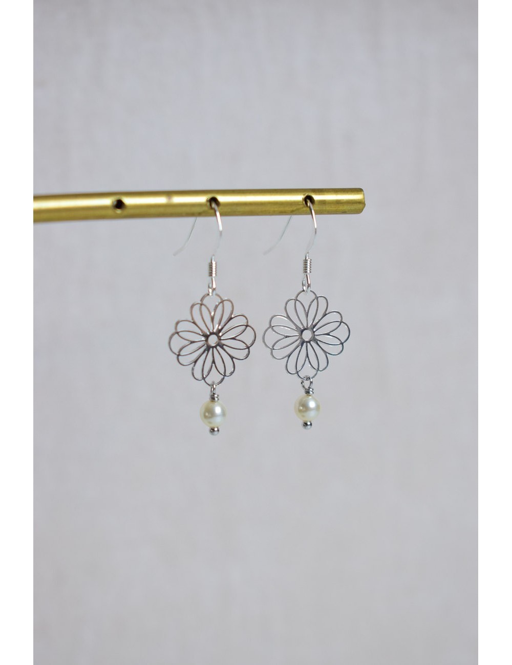 Boucles d'oreilles mariage avec des petites fleurs modèle Daisy.