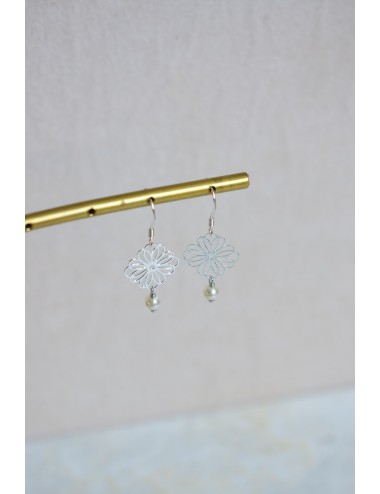 Boucles d'oreilles mariage avec des petites fleurs modèle Daisy.