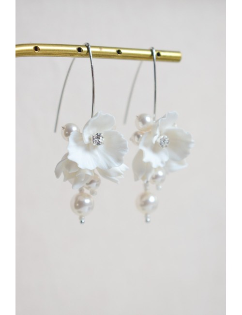 Boucles d'oreilles maxi crochets et fleurs en porcelaine froide Boréale.