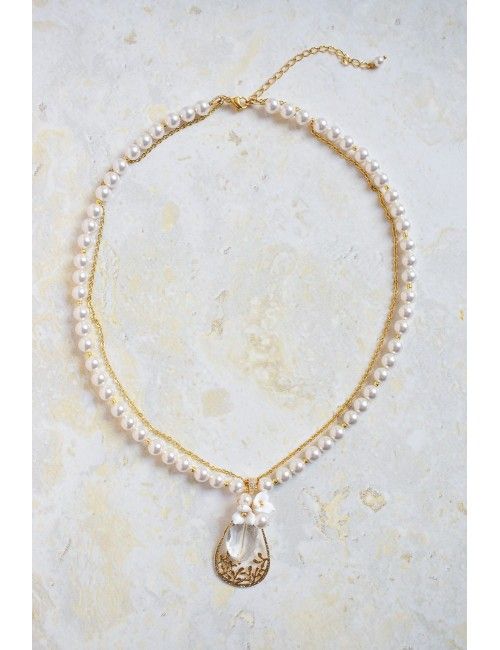 Collier mariage Fleur du soir en perles avec un très joli pendentif.