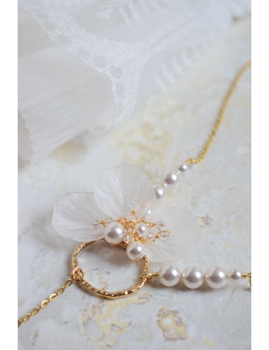 Collier mariage Givre avec une fleur et un cercle martelé en pendentif