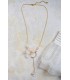 Collier de mariée Givre avec des pétales en forme de fleur blanche et des perles ainsi que des strass à tomber dans le décolleté