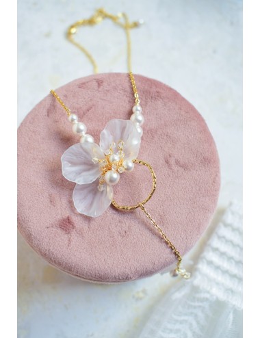 Collier mariage Givre avec une fleur et un cercle martelé en pendentif