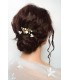 coiffure de mariage avec 3 pics à cheveux Satine composés de perles nacrées et de fleurs en porcelaine froide. bijoux mariage