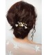 coiffure de mariage avec des pics à cheveux Satine en perles et fleurs de porcelaine pour un style romantique