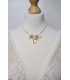 bijoux mariage collier satine avec des perles nacrées et des fleurs en porcelaine froide