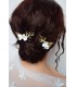 coiffure de mariage chignon cheveux bouclés avec des pics à cheveux Emeria