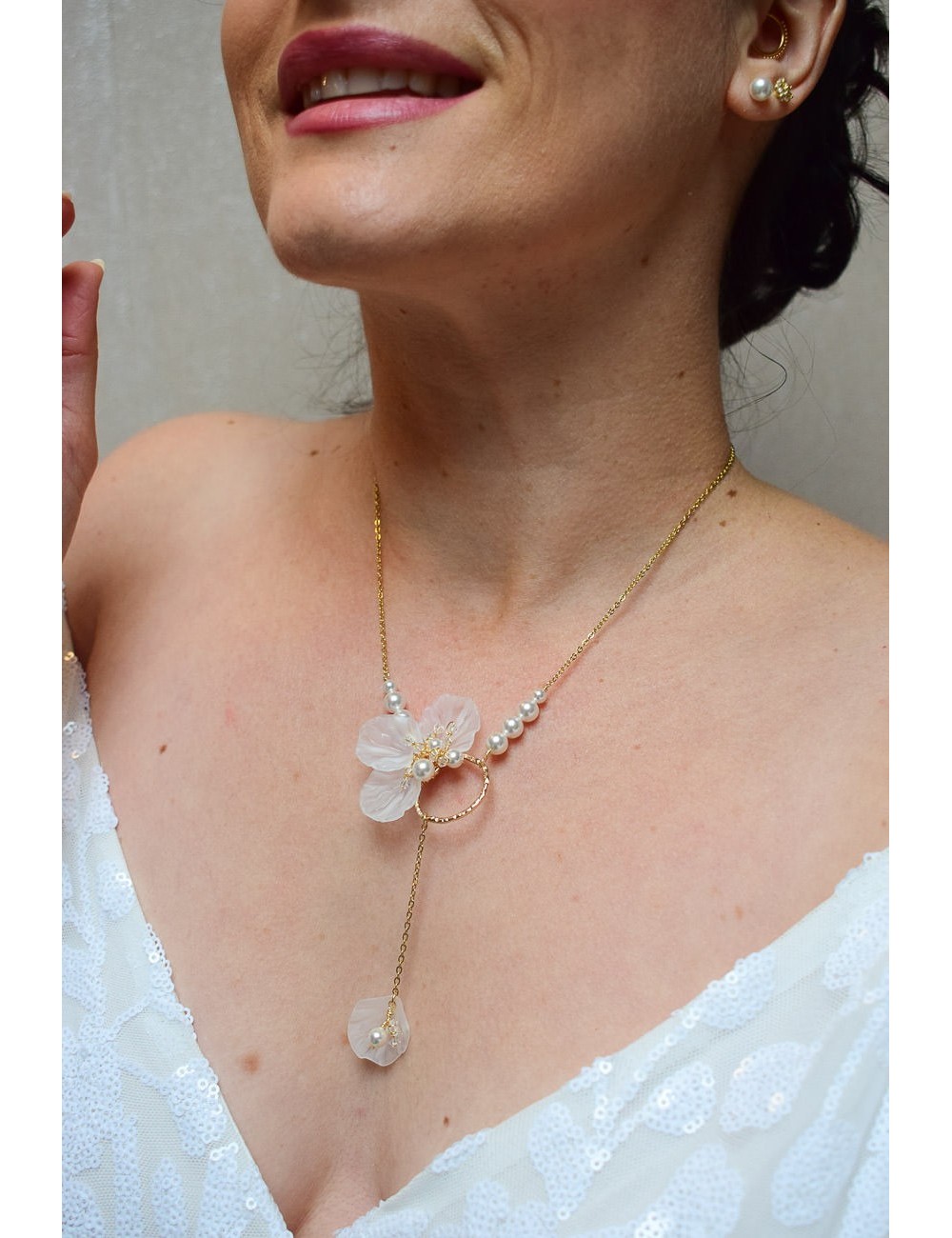 Collier mariage Givre avec une fleur et un cercle martelé en pendentif