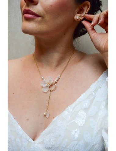 Collier mariage Givre avec une fleur et un cercle martelé en pendentif