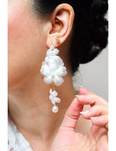 Boucles d'oreilles Blush romantiques avec une cascade de fleurs