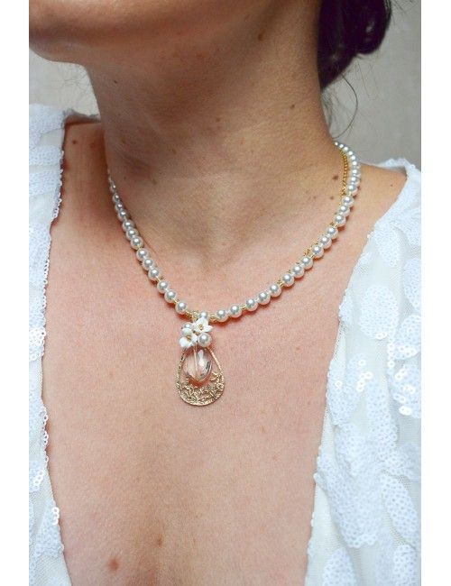 Collier mariage Fleur du soir en perles avec un très joli pendentif.