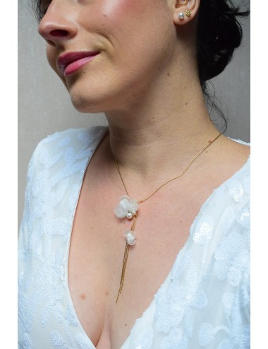 Collier mariage Nymphéa avec des fleurs de soie blanches et perles