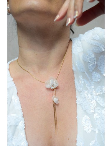 Collier mariage Nymphéa avec des fleurs de soie blanches et perles