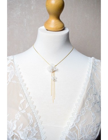 Collier mariage Nymphéa avec des fleurs de soie blanches et perles