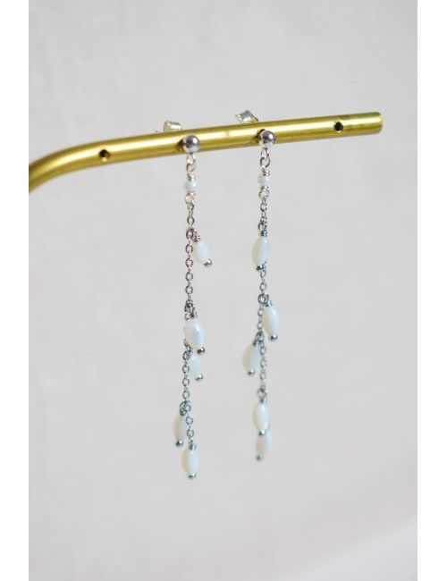 Boucles d'oreilles de mariage Luciole pendantes sur une fine chaine