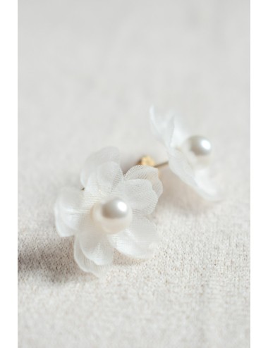 Boucles d'oreilles pour mariée avec des fleurs de soie sur le lobe