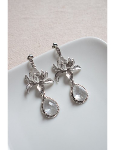 Boucles d'oreilles pour la mariée disponibles de suite.