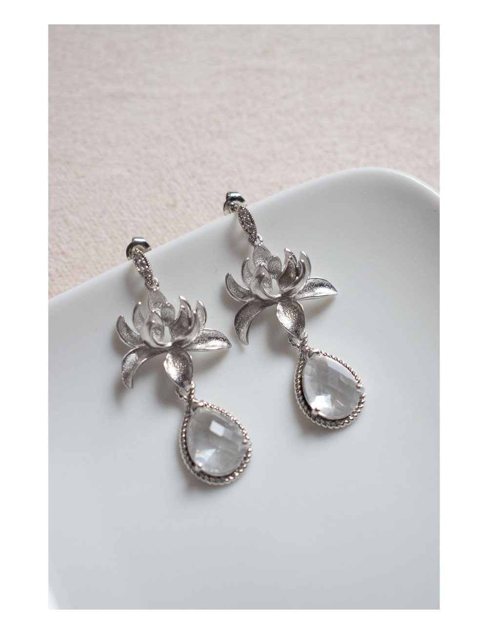 Boucles d'oreilles pour la mariée disponibles de suite.