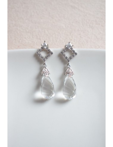 Boucles d'oreilles pour mariée discrète : simples et chic.