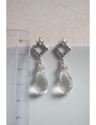 Boucles d'oreilles pour mariée discrète : simples et chic.