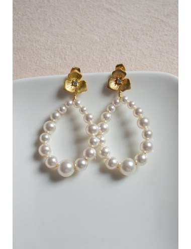 Boucles d'oreilles de mariage avec des perles nacrées blanches