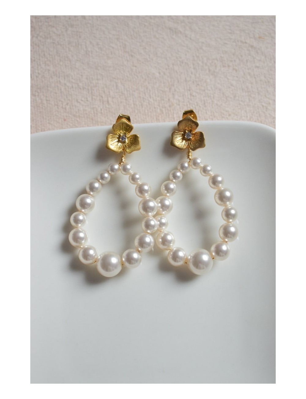 Boucles d'oreilles de mariage avec des perles nacrées blanches