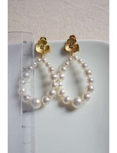 Boucles d'oreilles de mariage avec des perles nacrées blanches